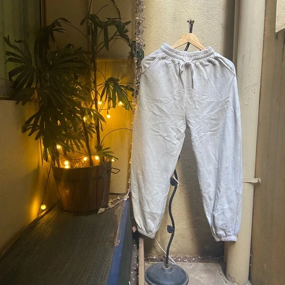 Woman’s Cinch Bottom Sweatpants. Size -M-L - Picture 6 of 16